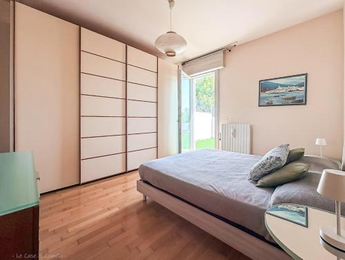 a bedroom with a bed and a table and a window at Ornella's apartment Relax-Wi-Fi e AC- ideale famiglie in Casale di Scodosia