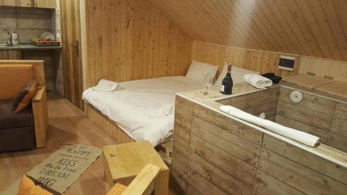 a small bedroom with a bed in a wooden room at Villetta di Faraya in Fārayyā