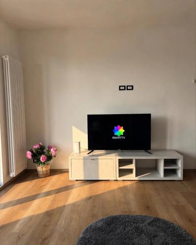 a living room with a flat screen tv on a white entertainment center at Casa Vecellio in Noale