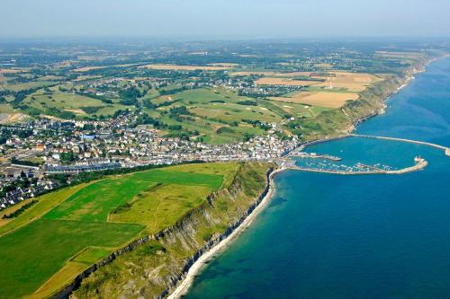 an aerial view of the shoreline of the ocean at Fenêtre sur Mer I CAP MER in Port-en-Bessin-Huppain