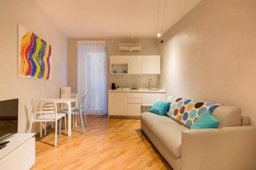 a living room with a couch and a kitchen at Appartamento Oberdan in Verona