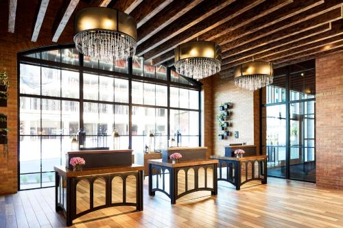 eine Lobby mit Bänken und Kronleuchtern in einem Gebäude in der Unterkunft Archer Hotel Tysons in Tysons Corner