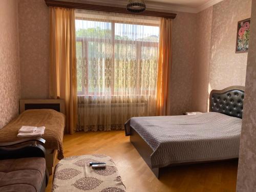 ein kleines Zimmer mit zwei Betten und einem Fenster in der Unterkunft Tegh Hotel in Goris