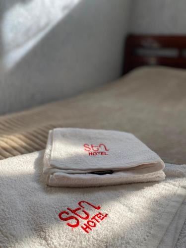 ein Hotelzimmer mit zwei Handtüchern auf einem Bett in der Unterkunft Tegh Hotel in Goris