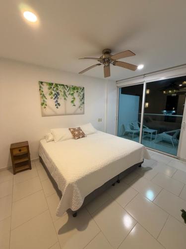 a bedroom with a bed and a ceiling fan at Edificio Morros 3 in Cartagena de Indias