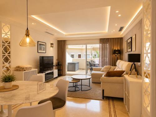 Aloha Hill Club Premium Apartment in Marbella - Pools, Restaurant, Gym, Wlan, Garage