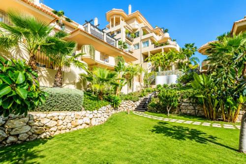 Aloha Hill Club Premium Apartment in Marbella - Pools, Restaurant, Gym, Wlan, Garage