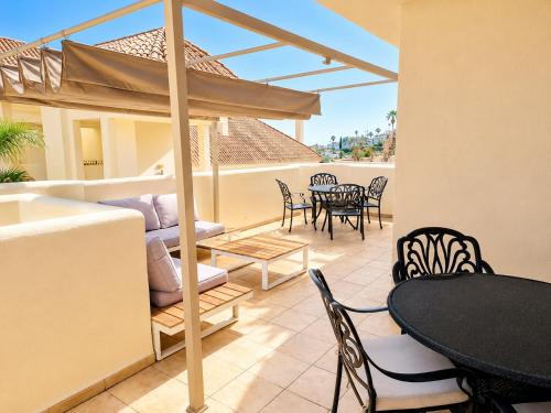 Aloha Hill Club Premium Apartment in Marbella - Pools, Restaurant, Gym, Wlan, Garage