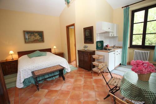 Cet appartement comprend une chambre avec un lit et une cuisine avec une table. dans l'établissement Tenuta Guazzaura, à Serralunga di Crea