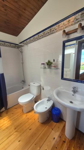 a bathroom with a toilet and a bidet and a sink at La Morada del CABO PEÑAS Folu - Gozón - Luanco in Ferrero