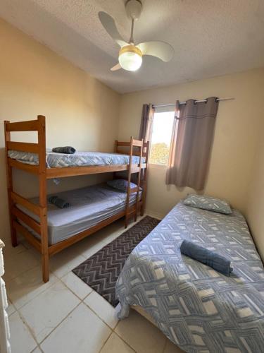 a bedroom with two bunk beds and a ceiling fan at Apartamento 2 quartos ,Mobiliado em Sumare SP in Sumaré