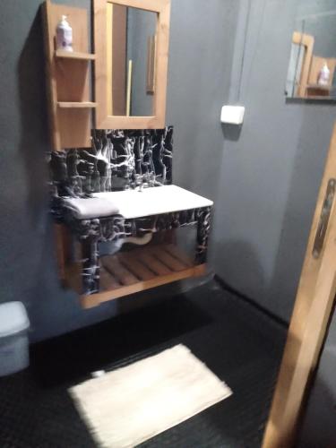 a bathroom with a sink and a mirror at HOSPEDAJE DODERA in Gualeguaychú
