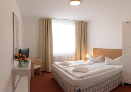 een hotelkamer met een bed en een raam bij Apart Hotel Ferdinand Berlin in Berlijn