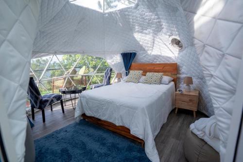 a bedroom with a bed in a tent at Altura secreta in Jarabacoa