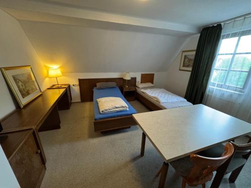 a small room with a bed and a table at Monteurwohnung Hohenstadt in Hohenstadt