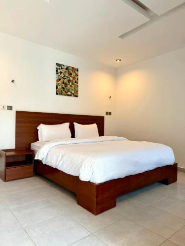 a bedroom with a large bed in a room at Junto Al Mar - Chambre standard in San-Pédro