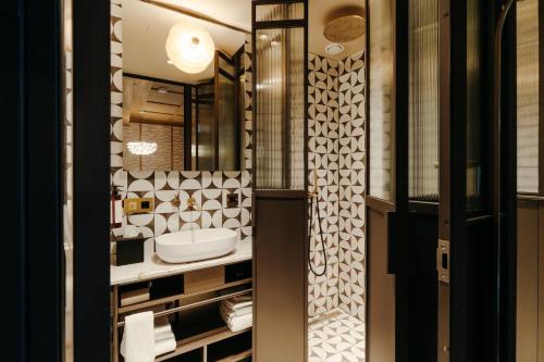 a bathroom with a sink and a mirror at The Diamond Amsterdam in Amsterdam