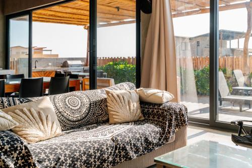 a living room with a couch and a table at La Morada Punta Sal - Casa de playa frente al mar in Canoas de Punta Sal