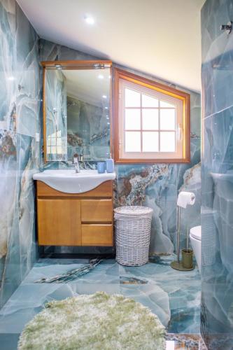 a bathroom with a sink and a mirror at Casa do Lago guest house in Espinho