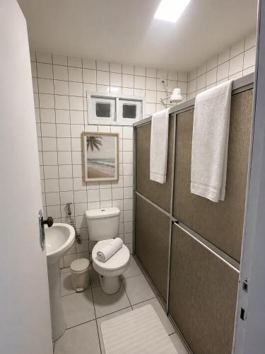 a bathroom with a toilet and a sink at Pousada Ocean Mare in Praia do Frances