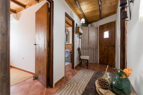 a hallway with a door and a table in a room at Casa Fuente Hervera in Vega de San Mateo
