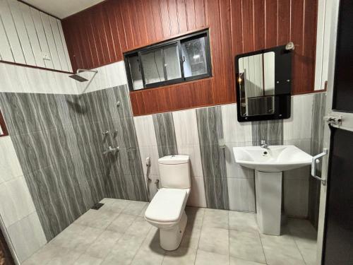 a bathroom with a toilet and a sink at Hamadhi guest in Haldummulla