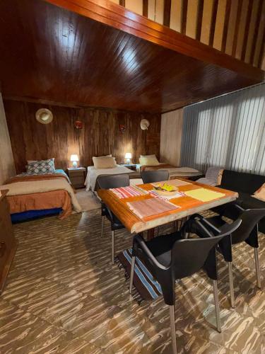 a room with a table and chairs and a bed at Departamento Monoambiente Rústico in Asunción