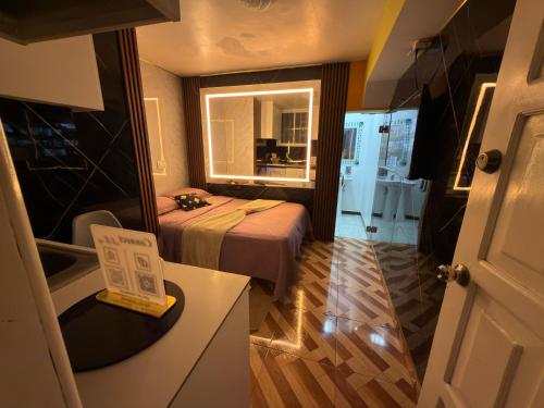 a small room with a bed and a window at Gold House Premium in Quito