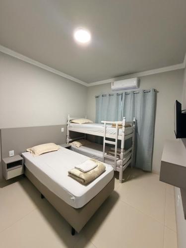 a room with two beds in a hospital room at Bairro Universtário - Central in Cascavel