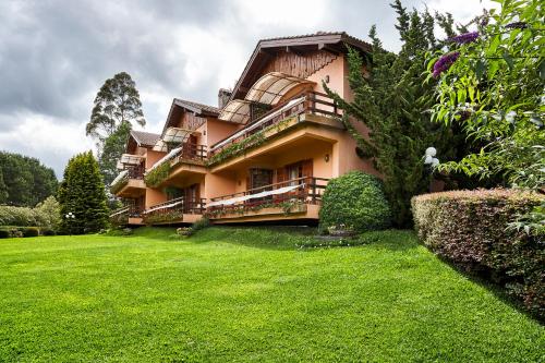 Taman di luar Hotel & Spa Saint Michel
