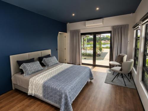 a bedroom with a bed with a blue wall at Guesthouse AngaLampoe in Lelydorp