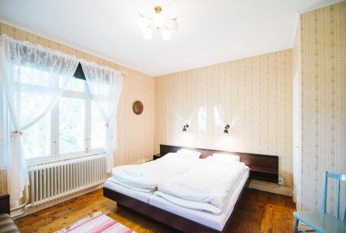 UrshultにあるUrshult Hotellのベッドルーム(大きな白いベッド1台、窓付)