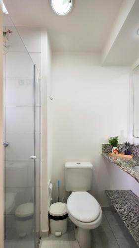 a bathroom with a toilet and a glass shower at Aconchego e praticidade no centro histórico in Itu
