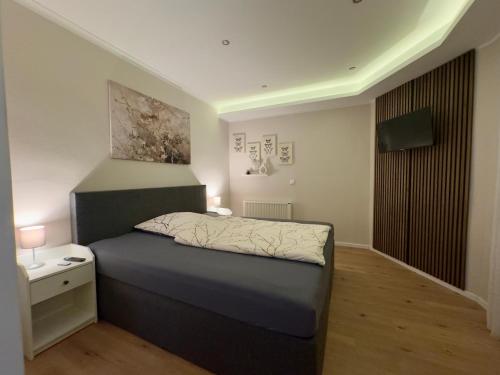 a small bedroom with a bed and a night stand at Ferienwohnung Stefan in Wallertheim