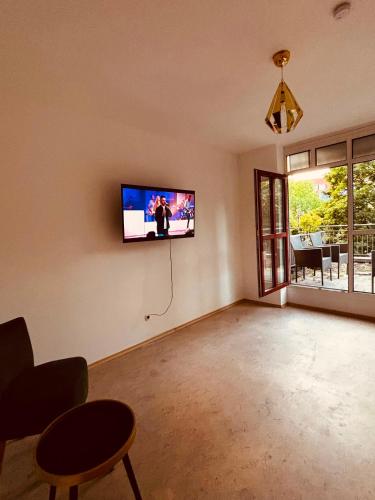 a living room with a flat screen tv on the wall at Dorey Home DEG1- Business-Apart l vollküche l WLan l Terasse bis 7 Personen in Deggendorf