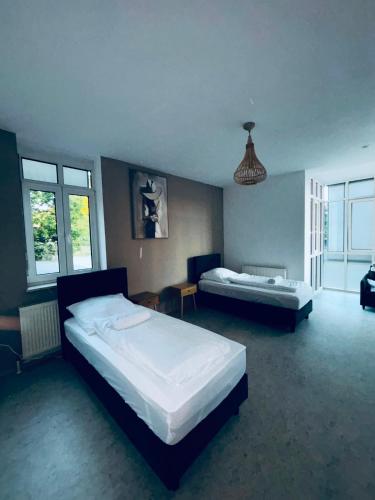 a bedroom with two beds in a room at Dorey Home DEG1- Business-Apart l vollküche l WLan l Terasse bis 7 Personen in Deggendorf
