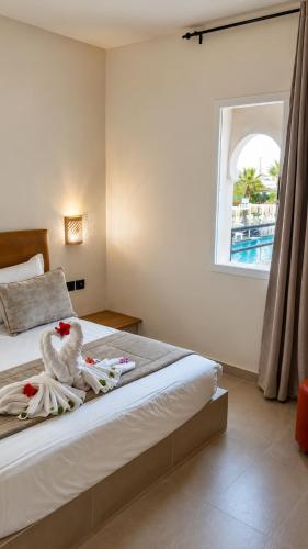 a bedroom with a bed with a rooster on it at Hôtel Archipel in Monastir