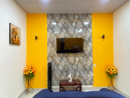 a room with a stone wall with a tv on it at Estadia colonial in Suchitoto