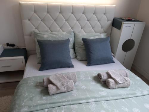 a bedroom with a bed with two towels on it at Zen Olive Guest Room in Antwerp