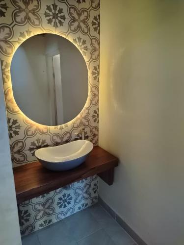 a bathroom with a sink and a mirror on a wall at Alto Luna casa de campo in La Tebaida