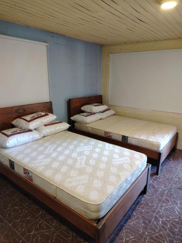 two beds in a room with at Alto Luna casa de campo in La Tebaida