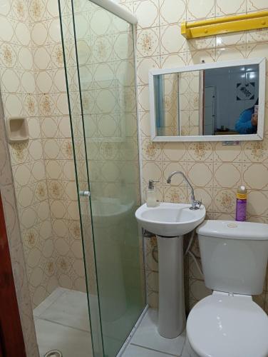 a bathroom with a shower and a toilet and a sink at Maria Hostel Brasil gru in Guarulhos