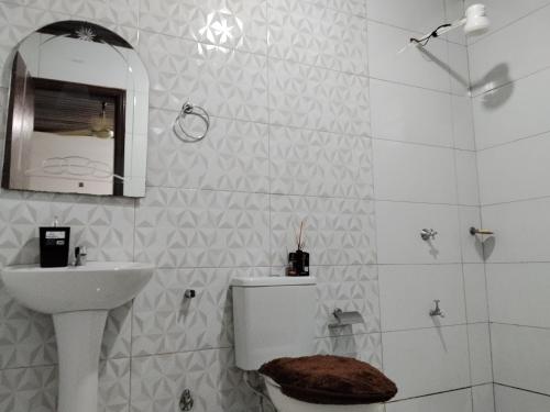 a bathroom with a toilet and a sink and a mirror at Colman Apart Central 07 in Ciudad del Este