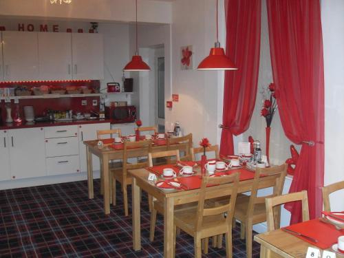 Kuchyň nebo kuchyňský kout v ubytování Beeches Hotel