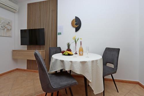 Family-friendly apartments with swimming pool Banjol, Rab - 5007