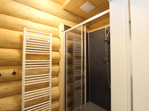 a bathroom with a wooden wall and a mirror at Jenig 5A in Jenig