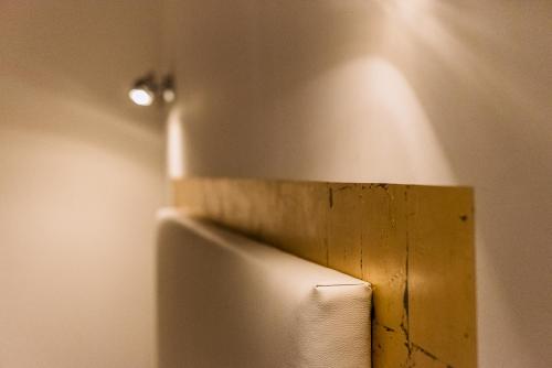 a wall with a light on top of a refrigerator at Charming Palace Corte del Teatro in Venice