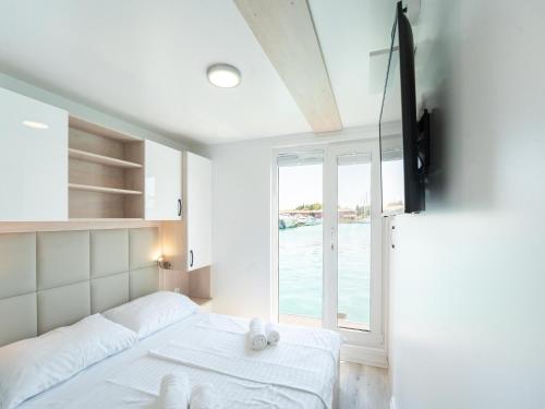 Dream houseboat with sea view and hot tub