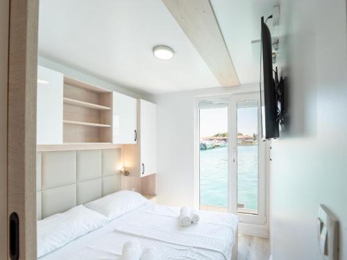Dream houseboat with sea view and hot tub