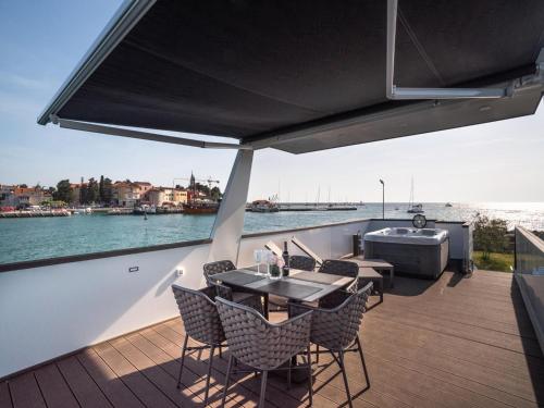 Dream houseboat with sea view and hot tub